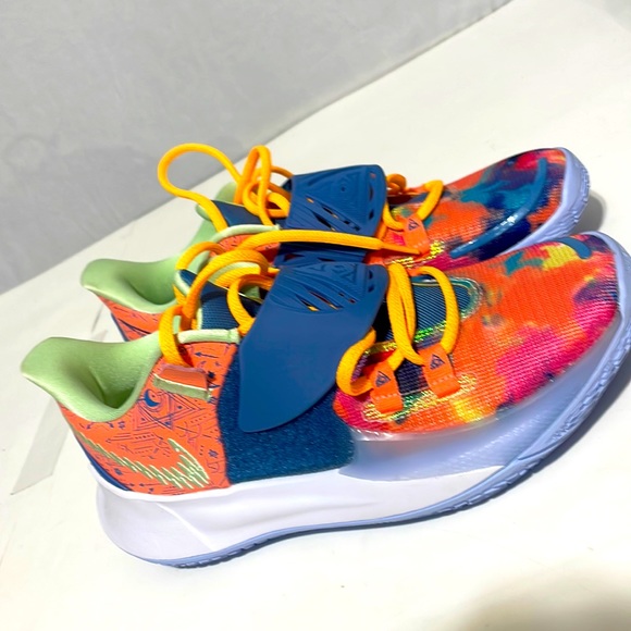 Nike Kyrie Low 3 'Tie-Dye' - Picture 2 of 6
